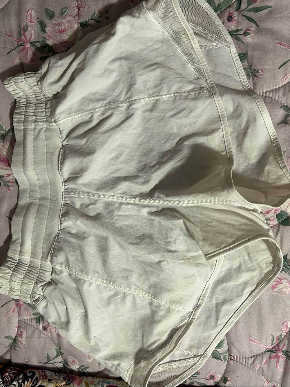 lululemon athletica White Athletic high rise 2.5 hotty hot shorts